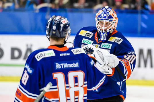 Växjös målvakt Viktor Fasth och Andrew Calof jublar