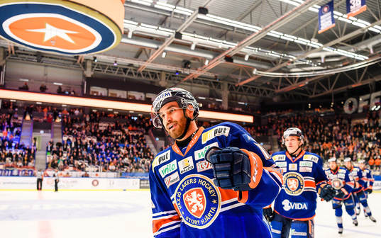 Växjös Andrew Calof jublar