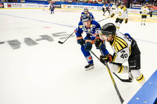 Växjös Pontus Holmberg jagar Brynäs Jesper Jensen