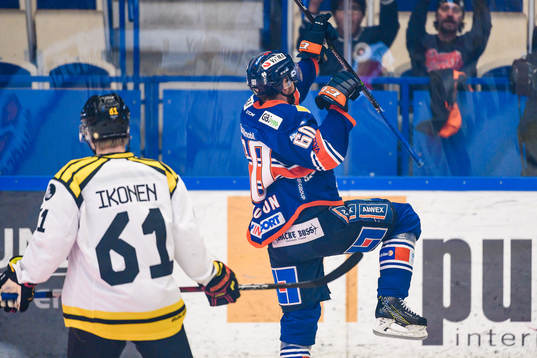 Växjös Erik Josefsson jublar