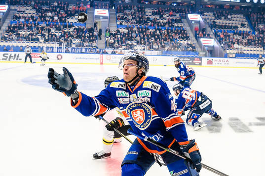 Växjös Peter Andersson försöker fånga pucken