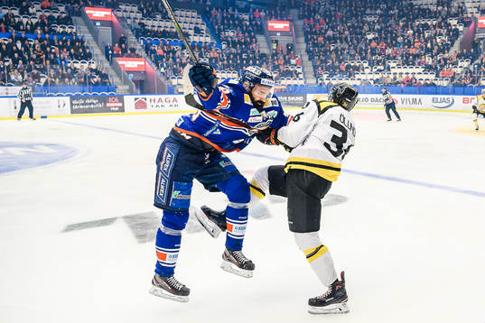 Växjös Daniel Rahimi tacklar Brynäs Linus Ölund