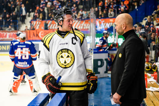 Brynäs Jacob Blomqvist pratar med Brynäs tränare Tommy