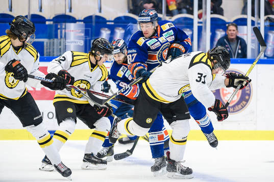 Växjös Robert Rosén tacklas av Brynäs Jonathan