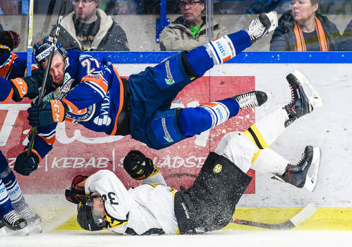Växjös Martin Lundberg tacklar Brynäs Linus Ölund