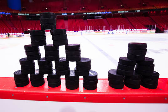 Puckar staplade innan ishockeymatchen i SHL mellan