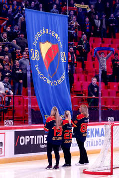 En flagga hissas som hyllning till damlagets SM-Guld