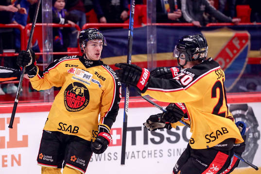 Luleås Johan Forsberg jublar med lagkamrat