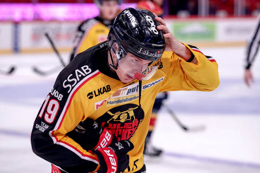 Luleås Joonas Jalvanti blöder