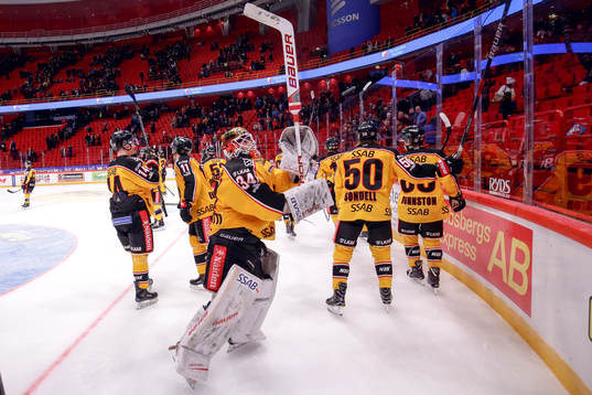 Luleås målvakt Joel Lassinatti jublar