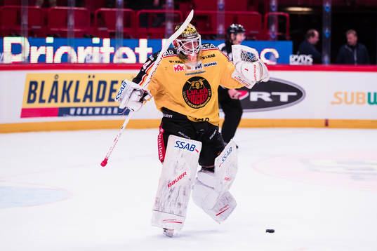 Luleås målvakt Joel Lassinatti jublar