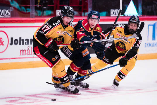 Djurgårdens Jonathan Davidsson i kamp om pucken Luleås