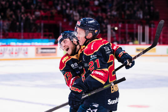 Djurgårdens Andreas Engqvist jublar med Linus Hultström