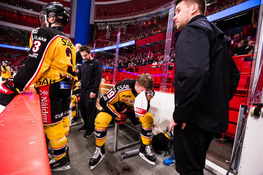 Luleås Joonas Jalvanti blöder från ansiktet