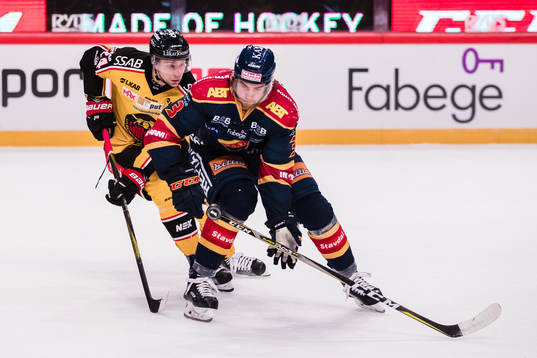 Djurgårdens William Lagesson i kamp om pucken Luleås