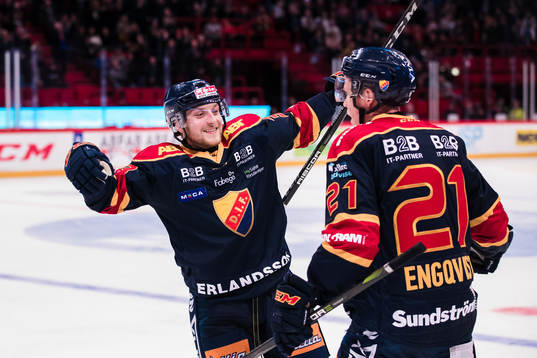 Djurgårdens Andreas Engqvist jublar med Linus Hultström