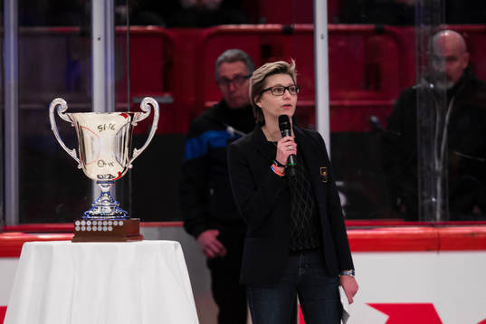 Djurgårdens vd Jenny Silfverstrand med damlagets guldpokal