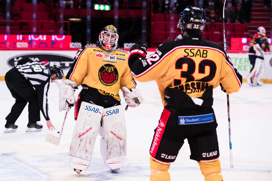 Luleås målvakt Joel Lassinatti jublar med Oscar Engsund