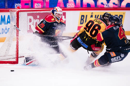 Luleås Robin Kovacs med en målchans i kamp om bollen med