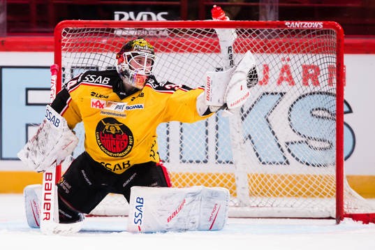 Luleås målvakt Joel Lassinatti med en räddning