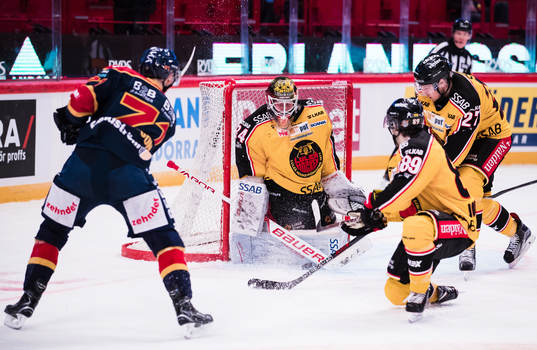 Luleås målvakt Joel Lassinatti  med en räddning
