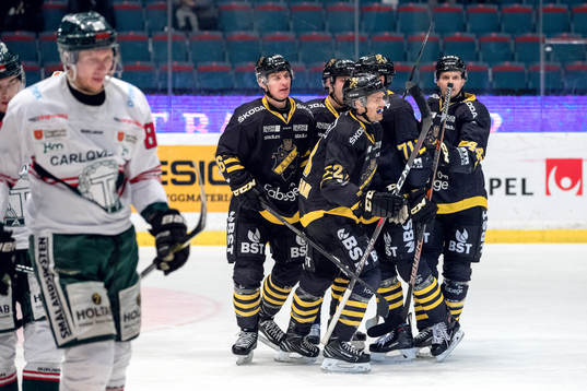 s Anton Holm jublar med lagkamrater