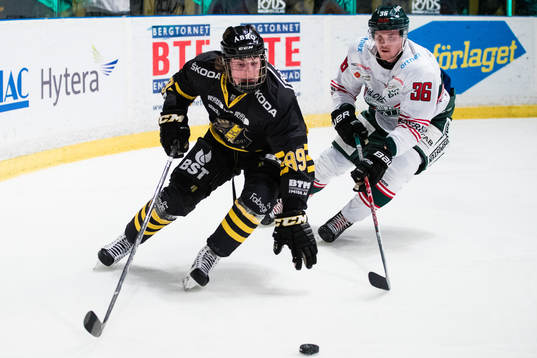 s Nils Höglander i kamp om pucken med Tingsryds Adam