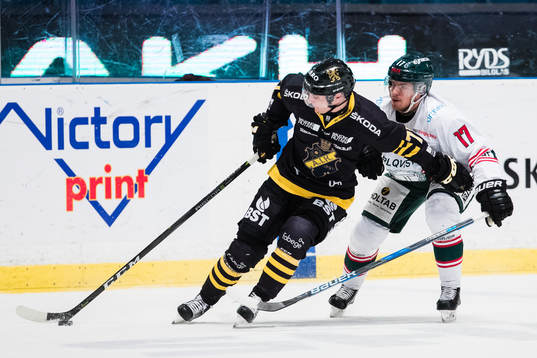 s Erik Nyström i kamp om pucken Tingsryds Emil Forslund