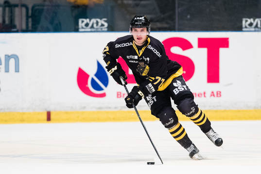 s Erik Nyström med pucken