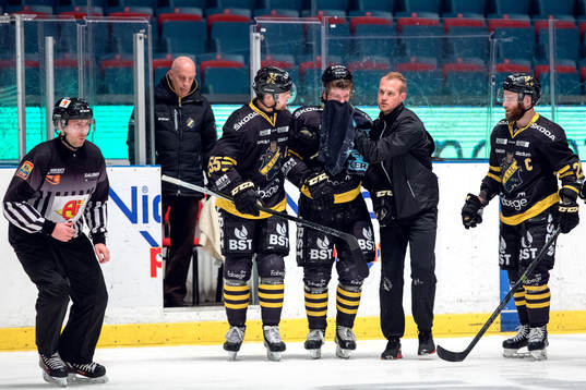 s David Berg hjälper Henrik Marklund av isen
