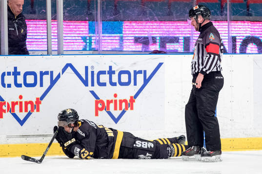 s Henrik Marklund grinar illa