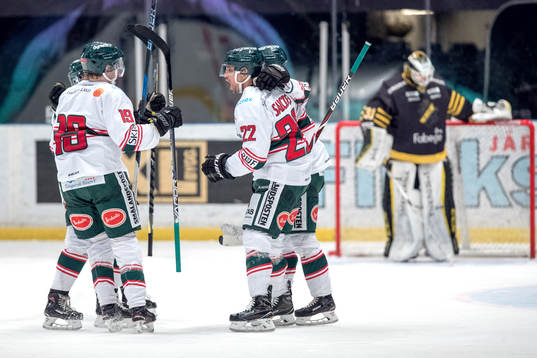 Tingsryds Brian Salcido jublar med lagkamrater