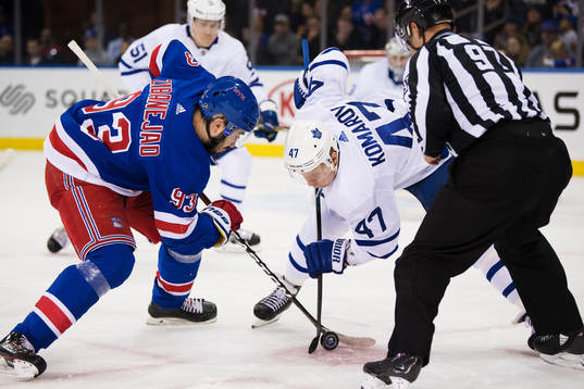 Rangers Mika Zibanejad tekar mot Maple Leafs Leo Komarov