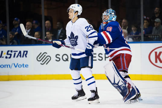 Maple Leafs William Nylander motas bort av Rangers målvakt
