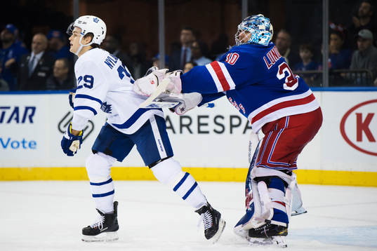 Maple Leafs William Nylander motas bort av Rangers målvakt