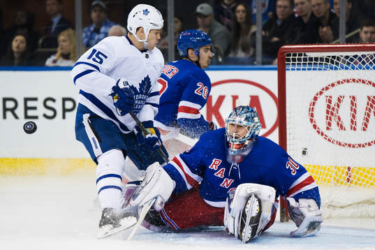 Maple Leafs Matt Martin utmanar Rangers målvakt Henrik