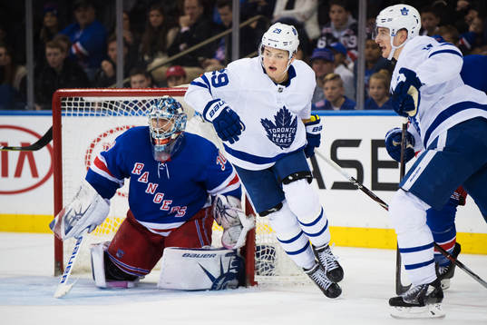 Maple Leafs William Nylander framför Rangers målvakt