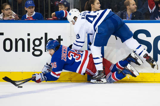 Rangers Mats Zuccarello blir tacklad av Maple Leafs Nazem