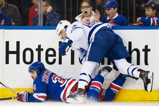 Rangers Mats Zuccarello blir tacklad av Maple Leafs Nazem