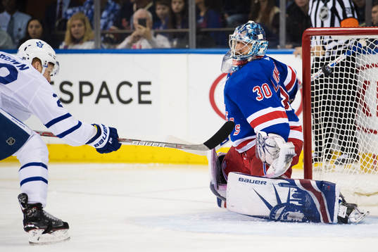 Maple Leafs Connor Brown skjuter mot Rangers målvakt