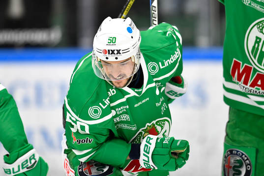 Rögles Juhamatti Aaltonen jublar med lagkmrater