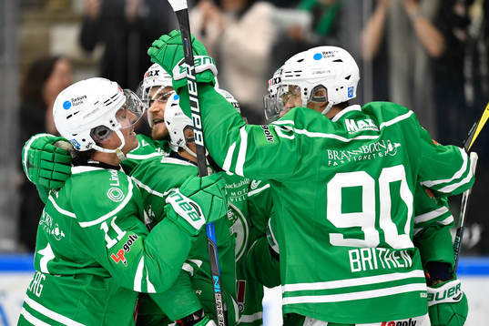 Rögles Juhamatti Aaltonen jublar med lagkmrater