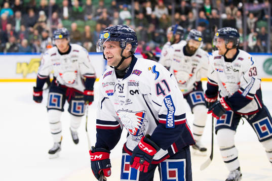 Linköpings Chad Billins jublar