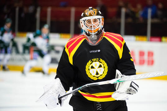 Brynäs målvakt Linus Fernström före  ishockeymatchen i