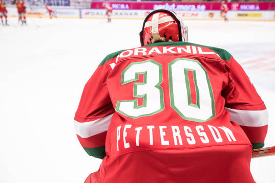 Moras målvakt Mattias Pettersson innan ishockeymatchen i