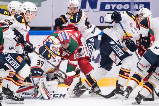 Moras Emil Aronsson framför Djurgårdens målvakt Adam