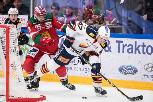 Moras Brandon Gormley och Djurgårdens Linus Johansson i