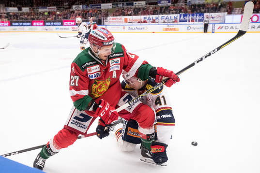 Moras Matt Bailey och Djurgårdens Alexander Falk  i