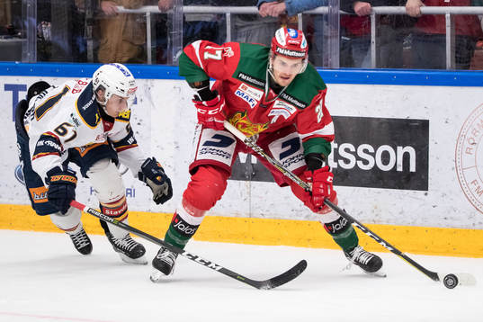 Djurgårdens Markus Ljungh jagar Moras Matt Bailey  i