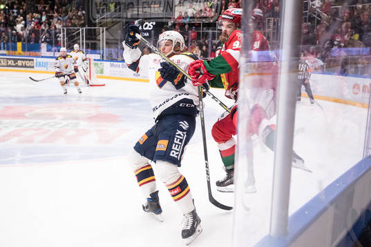 Djurgårdens William Lagesson och Moras Jacob Lagacé  i